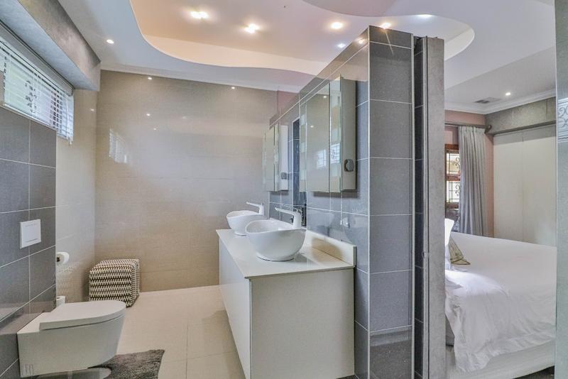 5 Bedroom Property for Sale in Linkside Western Cape